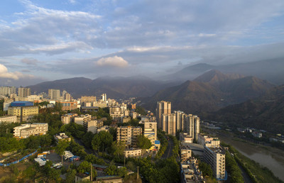 航拍鋼城四川省攀枝花市的城市風